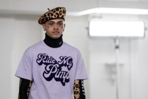 Londres.- Un modelo durante un desfile en la semana de la moda en Londres en 2020 muestra una camiseta con leyenda, tendencia por la que han apostado diferentes creadores en los últimos años. EFE/EPA/WILL OLIVER
