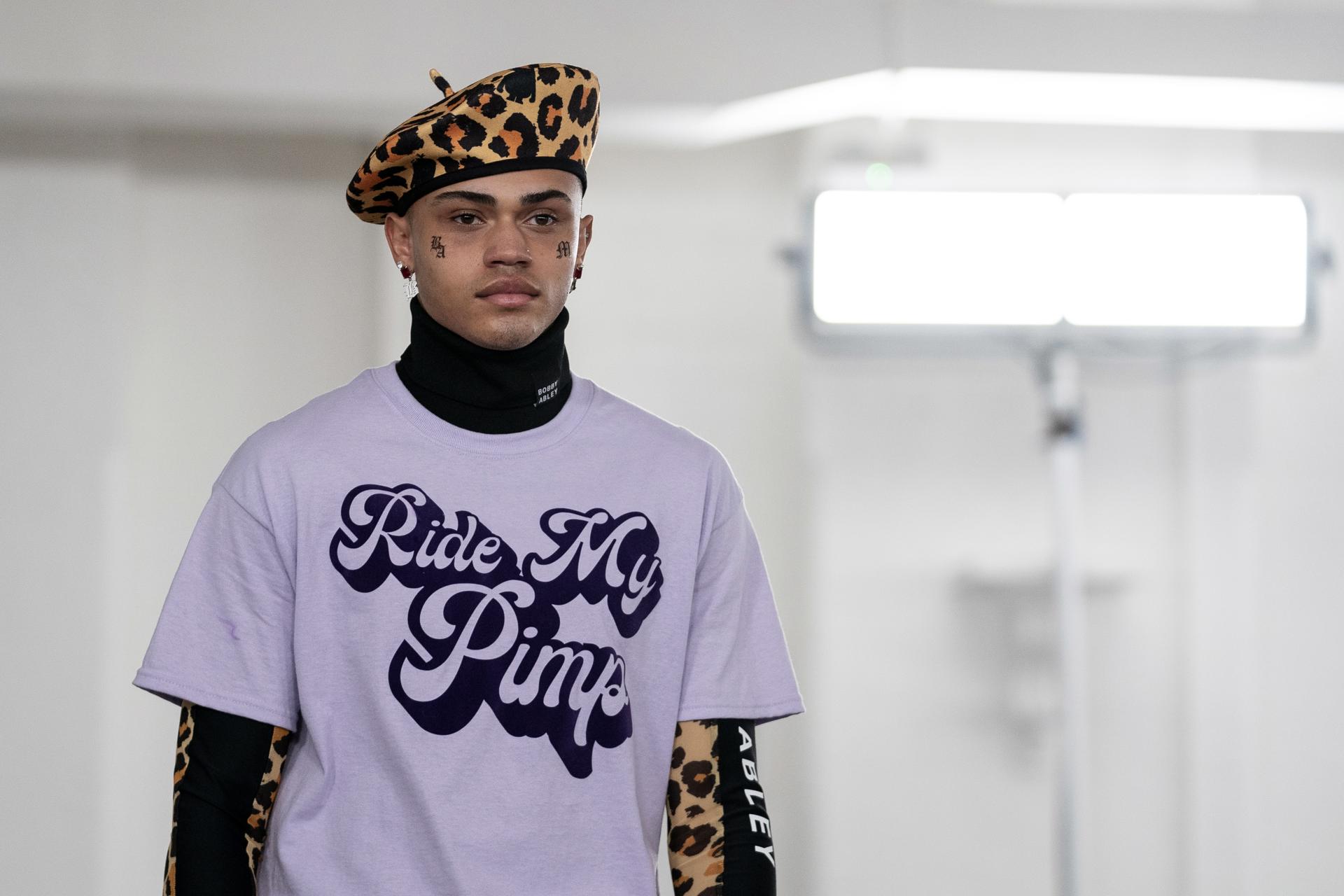 Londres.- Un modelo durante un desfile en la semana de la moda en Londres en 2020 muestra una camiseta con leyenda, tendencia por la que han apostado diferentes creadores en los últimos años. EFE/EPA/WILL OLIVER