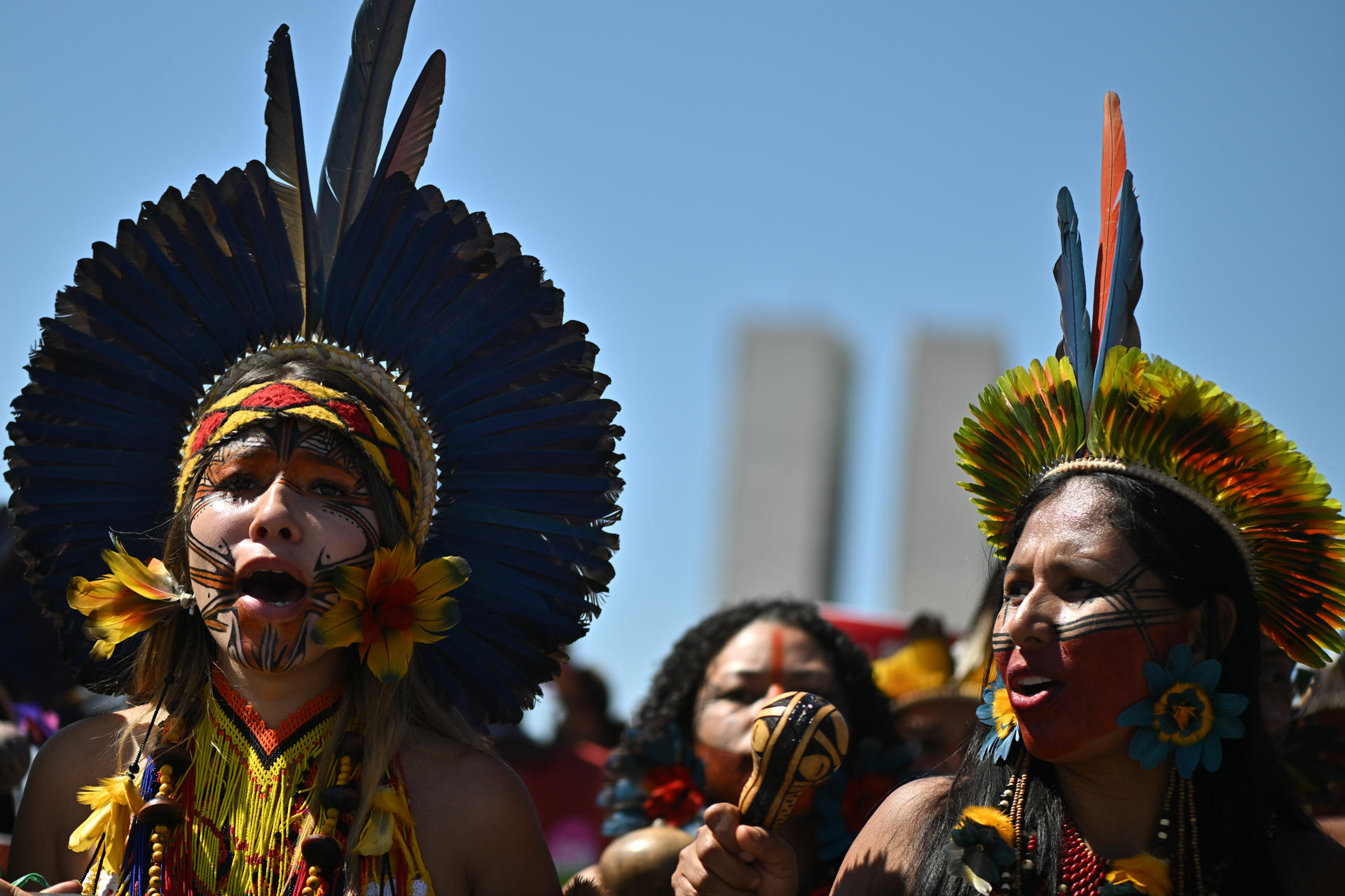 Mujeres participan en la IV Marcha de Mujeres Indígenas contra la violencia de género en sus territorios y a favor de un mejor acceso a los servicios de salud reproductiva este jueves, en la Explanada de los Ministerios en Brasilia (Brasil). EFE/ Andre Borges
