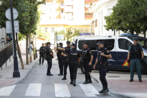 Dispositivo policial por el traslado del detenido por matar en Mijas (Málaga) a un hombre que creía el autor de la muerte de su padre y que pasa este viernes a disposición judicial en los juzgados de Fuengirola. EFE/ Jorge Zapata