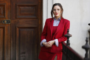 La ministra secretaria general del Gobierno de Chile, Camila Vallejo, posa durante una entrevista con EFE este jueves, en Santiago (Chile). EFE/ Elvis González
