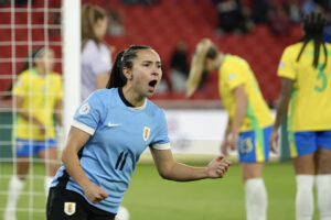 Fotografía de Vicente Costales, en la que puede verse en una imagen de archivo del 29 de julio de 2025 a la uruguaya Esperanza Pizarro celebrando un gol con la camiseta de su selección en la reciente Copa América. EFE