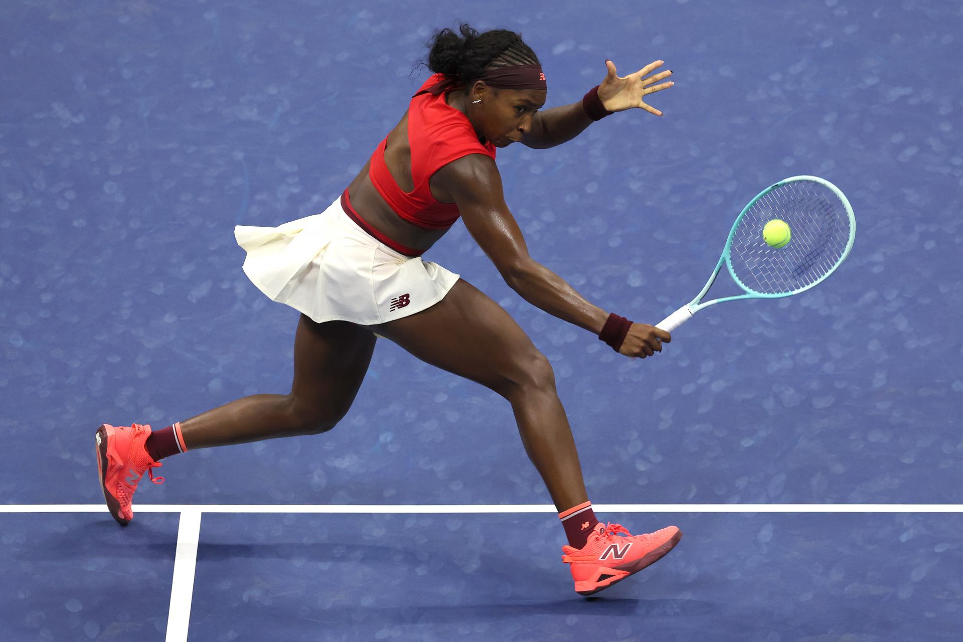 Coco Gauff, de EE.UU., en acción contra Ajila Tomljanovic, de Australia, durante la primera ronda del Abierto de Tenis de EE.UU. en el Centro Nacional de Tenis USTA Billie Jean King en Flushing Meadows, Nueva York. EFE/EPA/BRIAN HIRSCHFELD