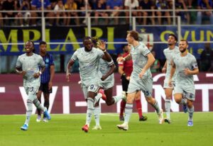 El jugador del Udinese Keinan Davis (c) celebra con sus compañeros el 1-1 durante el partido de la Serie A que han jugado FC Inter y Udinese Calcio, en Milan, Italia. EFE/EPA/MATTEO BAZZI