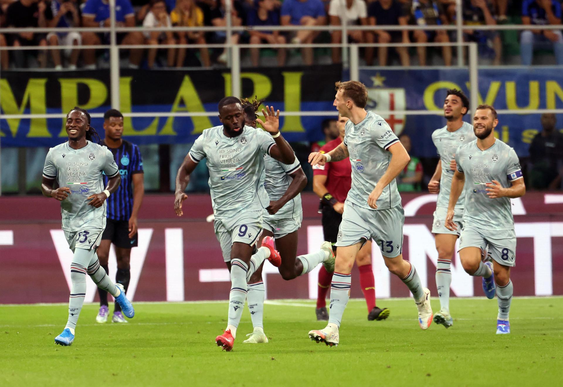 El jugador del Udinese Keinan Davis (c) celebra con sus compañeros el 1-1 durante el partido de la Serie A que han jugado FC Inter y Udinese Calcio, en Milan, Italia. EFE/EPA/MATTEO BAZZI
