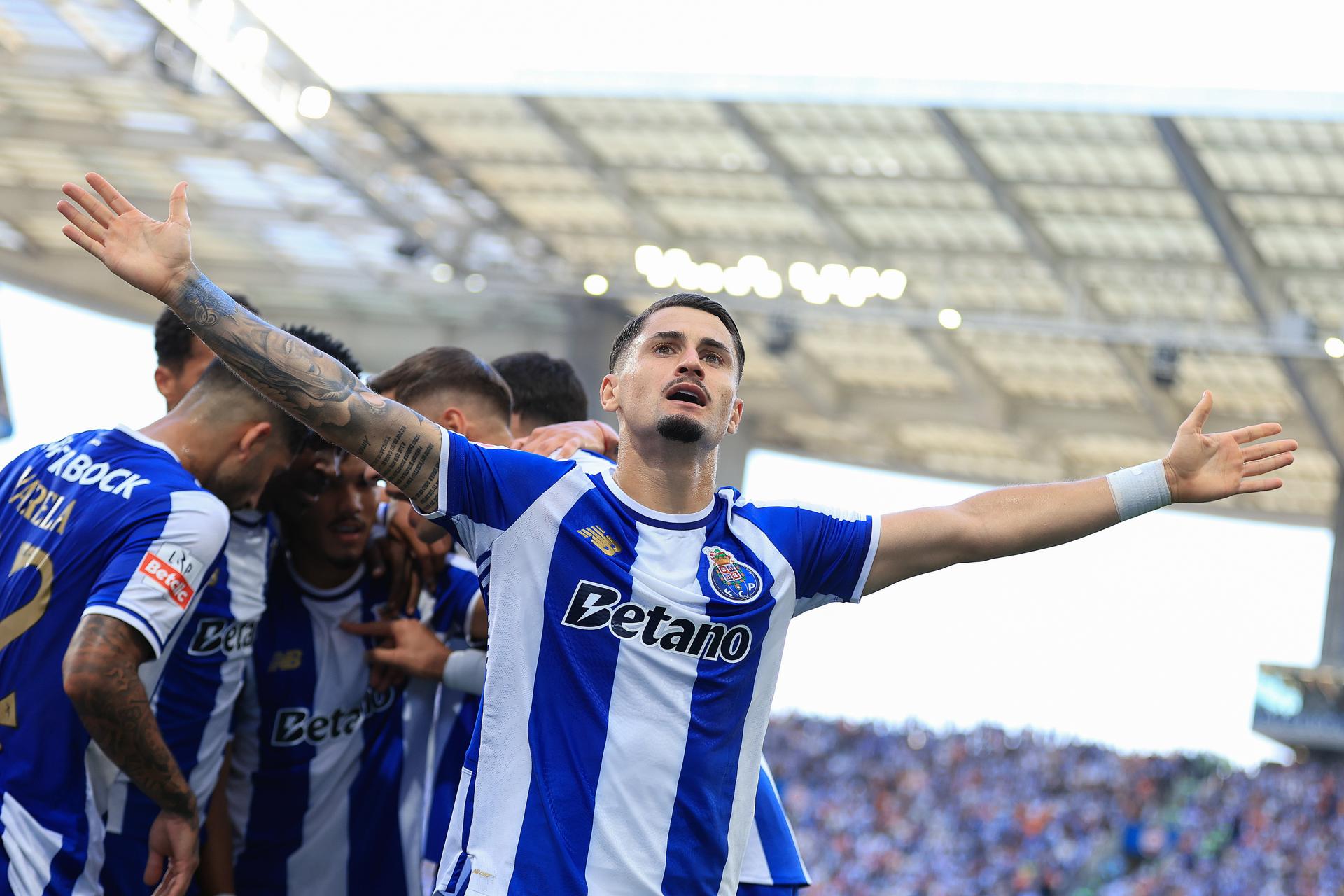 El jugador del FC Porto Borja Sainz celebra el 1-0 durante el partido de la Liga Portugal que han jugado FC Porto y Casa Pia held en Dragao Stadium de Oporto, Portugal. EFE/EPA/MANUEL FERNANDO ARAUJO