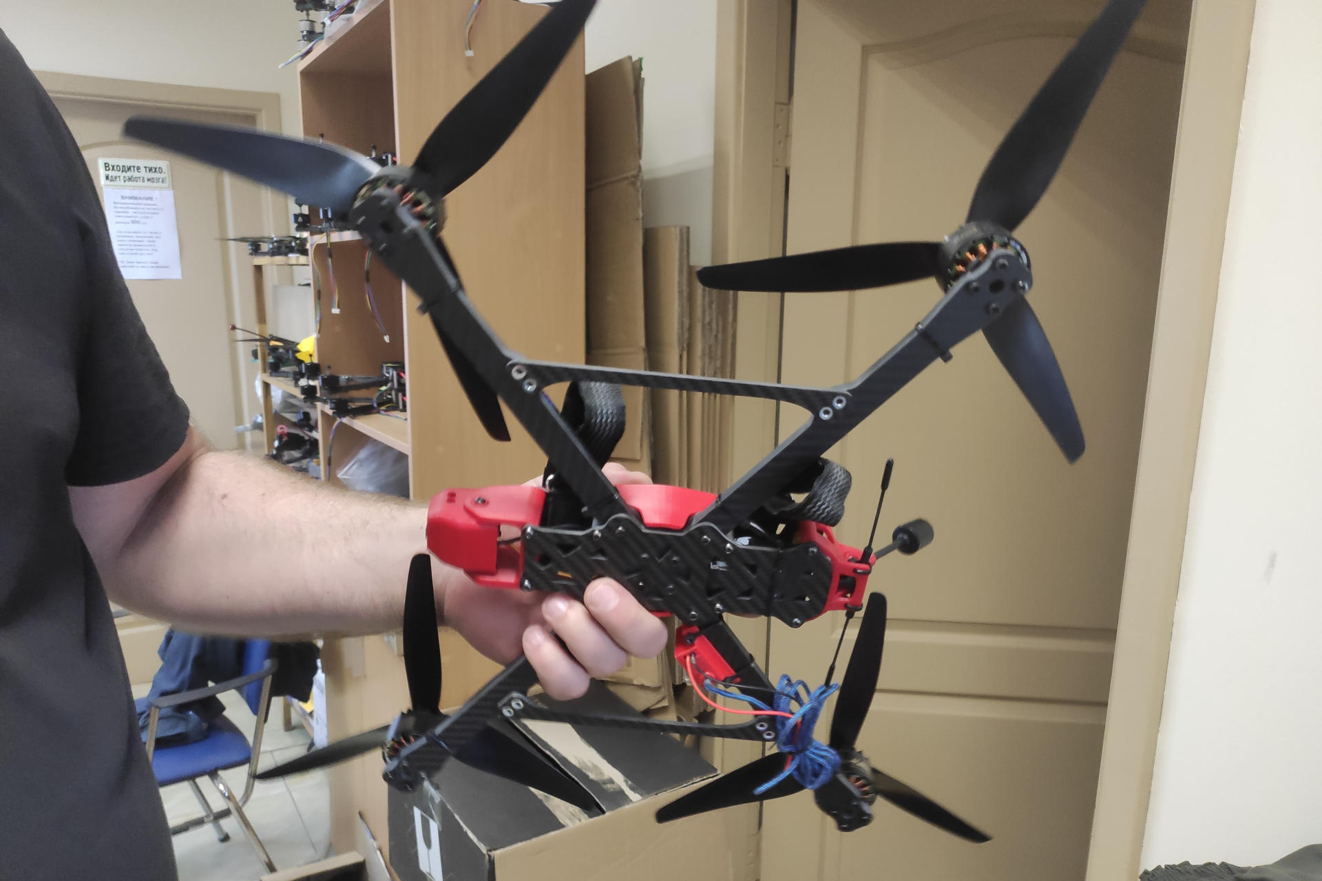 Mientras se intensifica la carrera tecnológica entre Ucrania y Rusia, unos ingenieros en Járkov trabajan a contrarreloj para refinar el diseño y acelerar la producción de drones kamikaze de fibra óptica, un tipo relativamente nuevo de vehículos aéreos no tripulados que recientemente ha favorecido a Rusia en el campo de batalla. EFE/ Rostyslav Averchuk