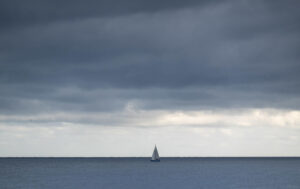 Un velero navega este miércoles junto a San Sebastián, bajo el cielo nuboso. EFE/Javier Etxezarreta