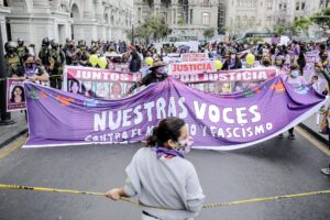 Decenas de personas participan en una marcha contra la violencia de genero en Lima (Perú), en una fotografía de archivo. EFE/ Stringer