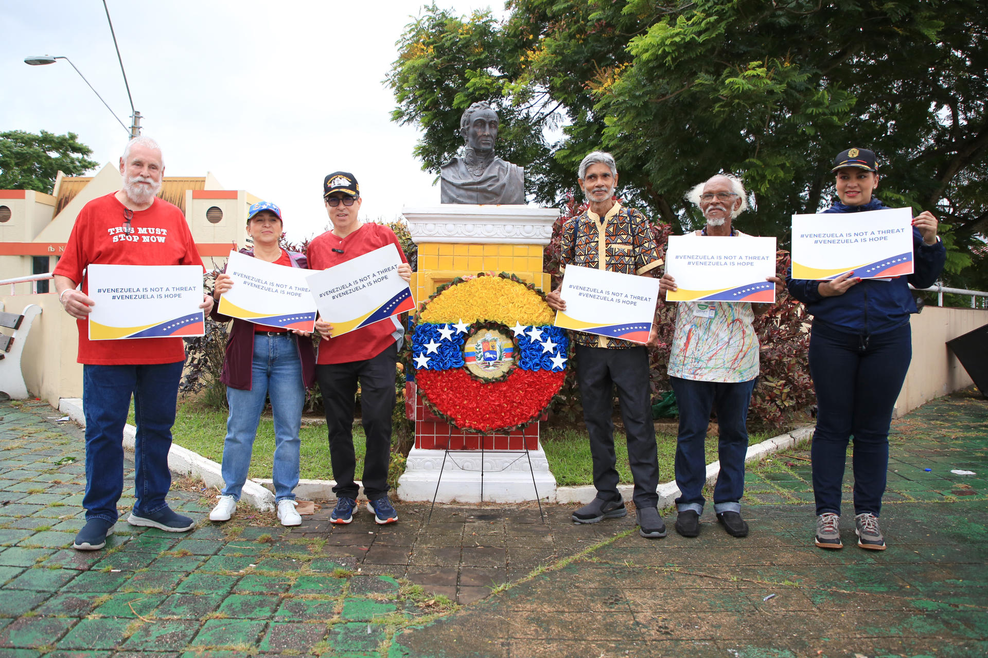 De izquierda a derecha, Raúl Bermúdez, la primera secretaria de la Embajada de Venezuela en Trinidad y Tobago, Egda Rojas; el embajador de Venezuela, Álvaro Sánchez Cordero; el activista Dr. Wayne Kublalsingh, Simon Shaman y la segunda secretaria de la Embajada de Venezuela, Belkis Henríquez, posan este sábado, en San Fernando (Trinidad y Tobago). EFE/ Andrea de Silva