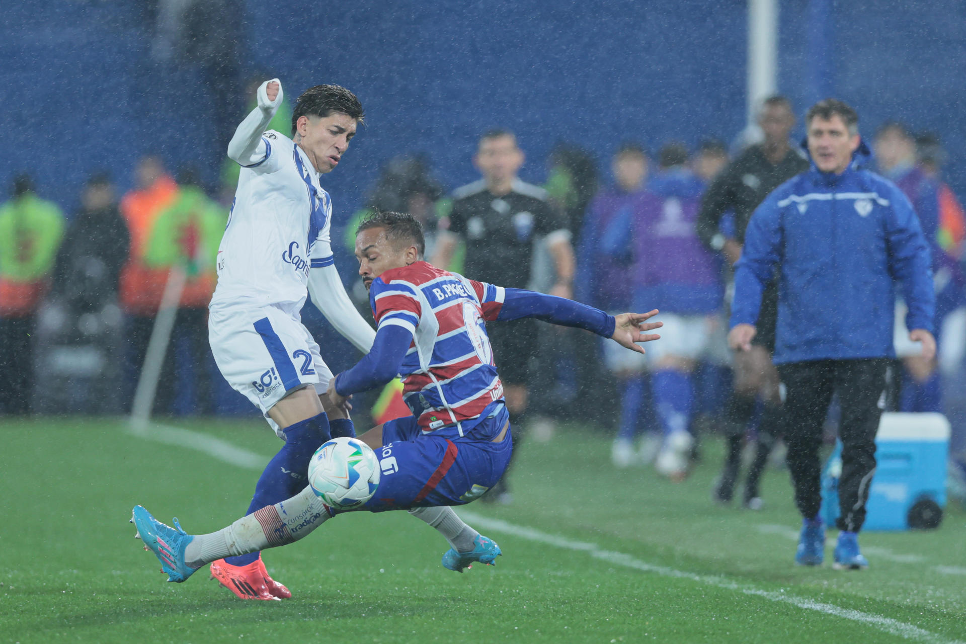 Maher Carrizo (i) de Vélez disputa el balón con Bruno Pacheco de Fortaleza en un partido de la Copa Libertadores. EFE/ Adan González

