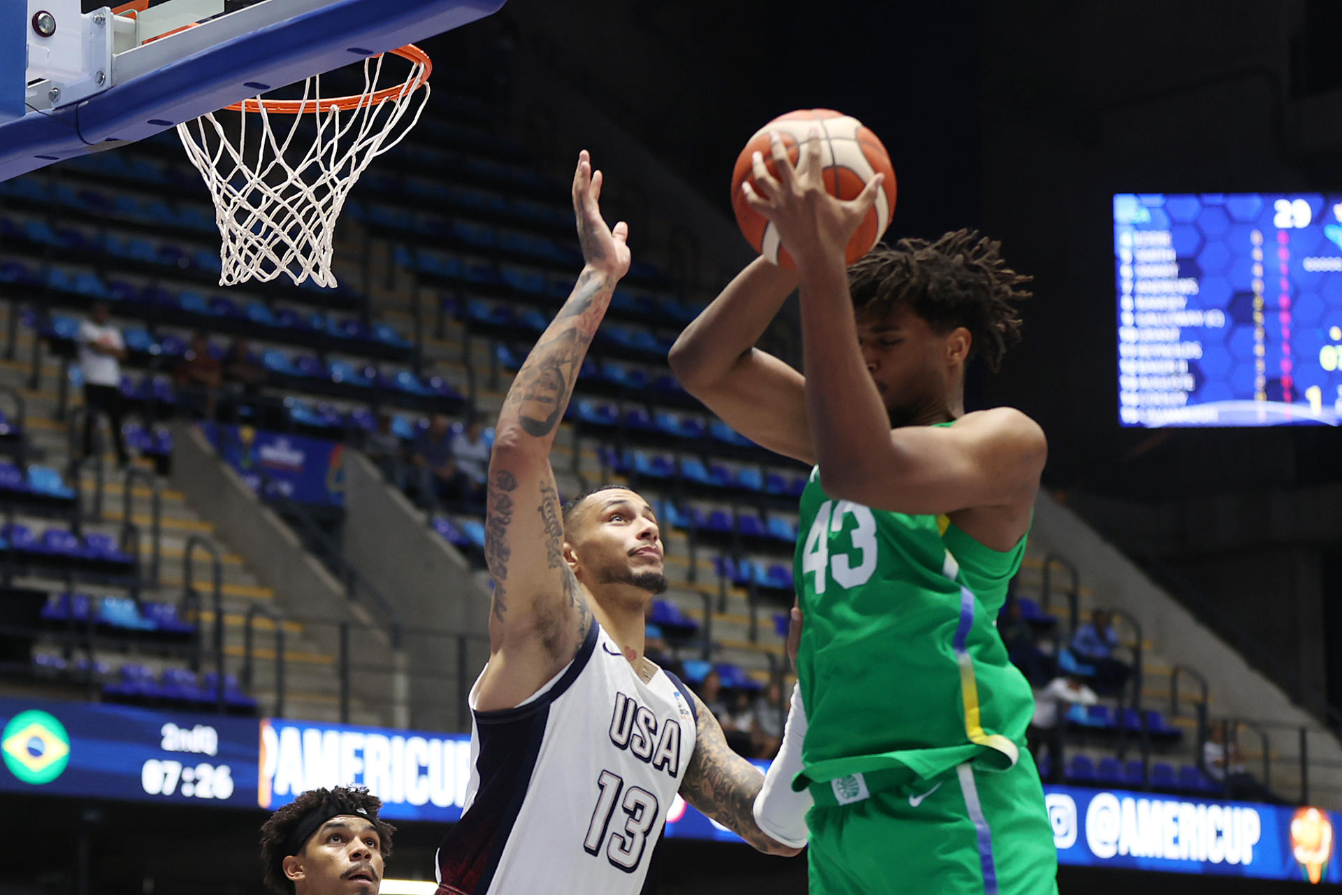 Zachary Auguste (i), de Estados Unidos, disputa el balón con Nathan Fernandes, de Brasil, este martes en un partido de la FIBA AmeriCup 2025 en Managua (Nicaragua). EFE/ STR