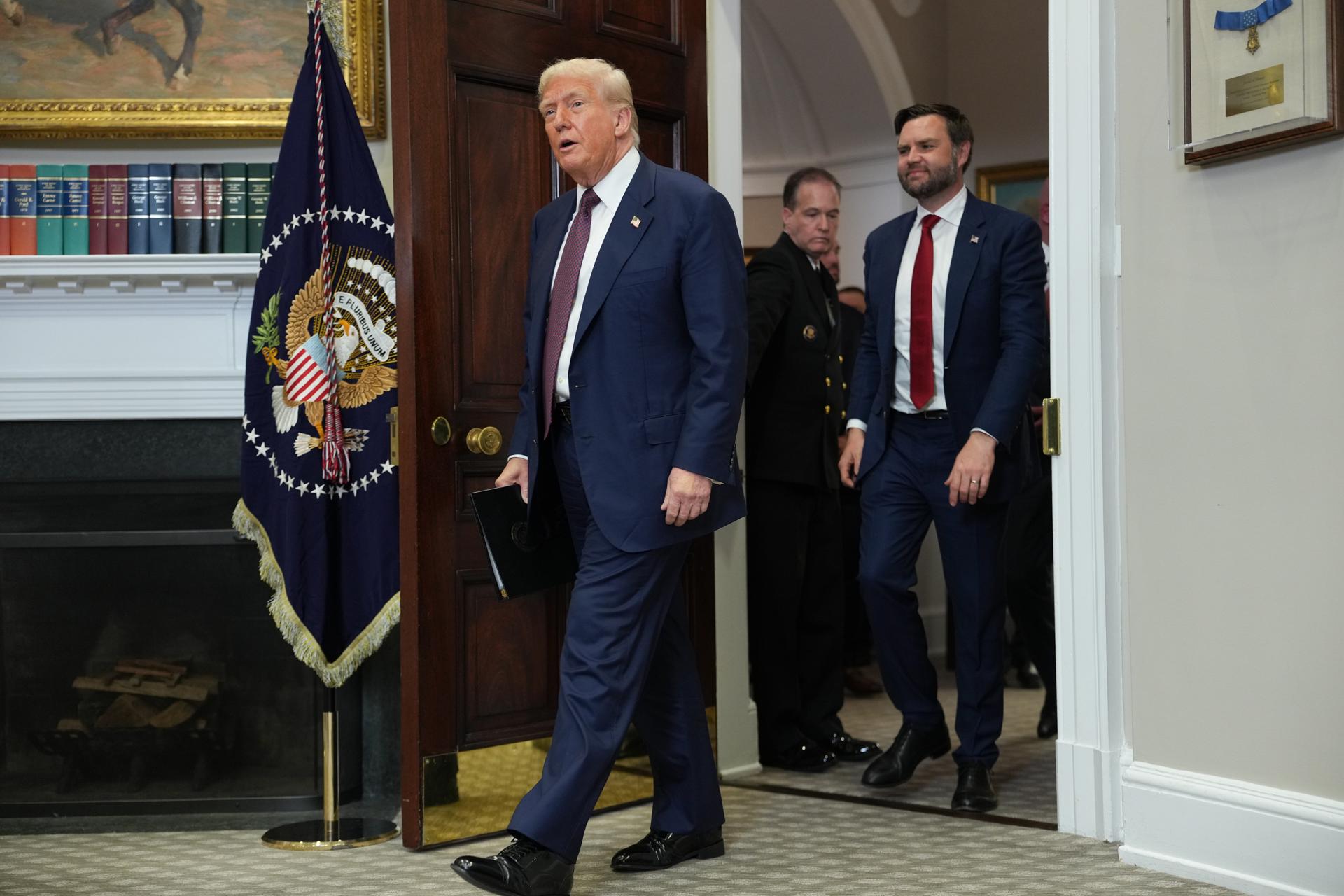 El presidente de Estados Unidos, Donald Trump (C), en la Sala Roosevelt de la Casa Blanca en Washington, DC, EE. UU., el 31 de julio de 2025. EFE/EPA/ERIC LEE / POOL