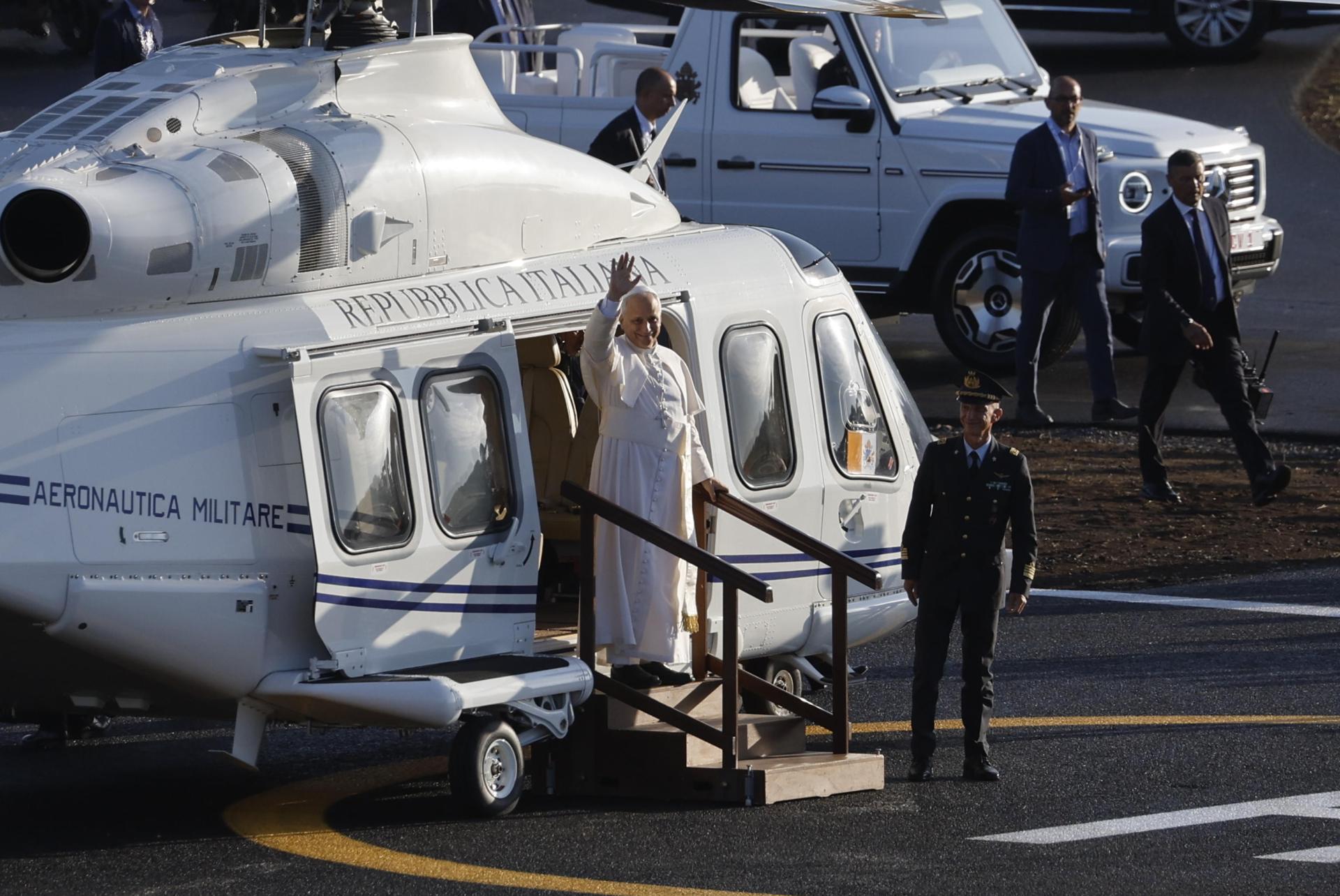 El papa León XIV saluda después de aterrizar con un helicóptero de la Fuerza Aérea Italiana antes de presidir la Santa Misa con motivo del Jubileo de la Juventud, en Tor Vergata, Roma, Italia, 03 de agosto de 2025. (Papa, Italia, Roma) EFE/EPA/FABIO FRUSTACI