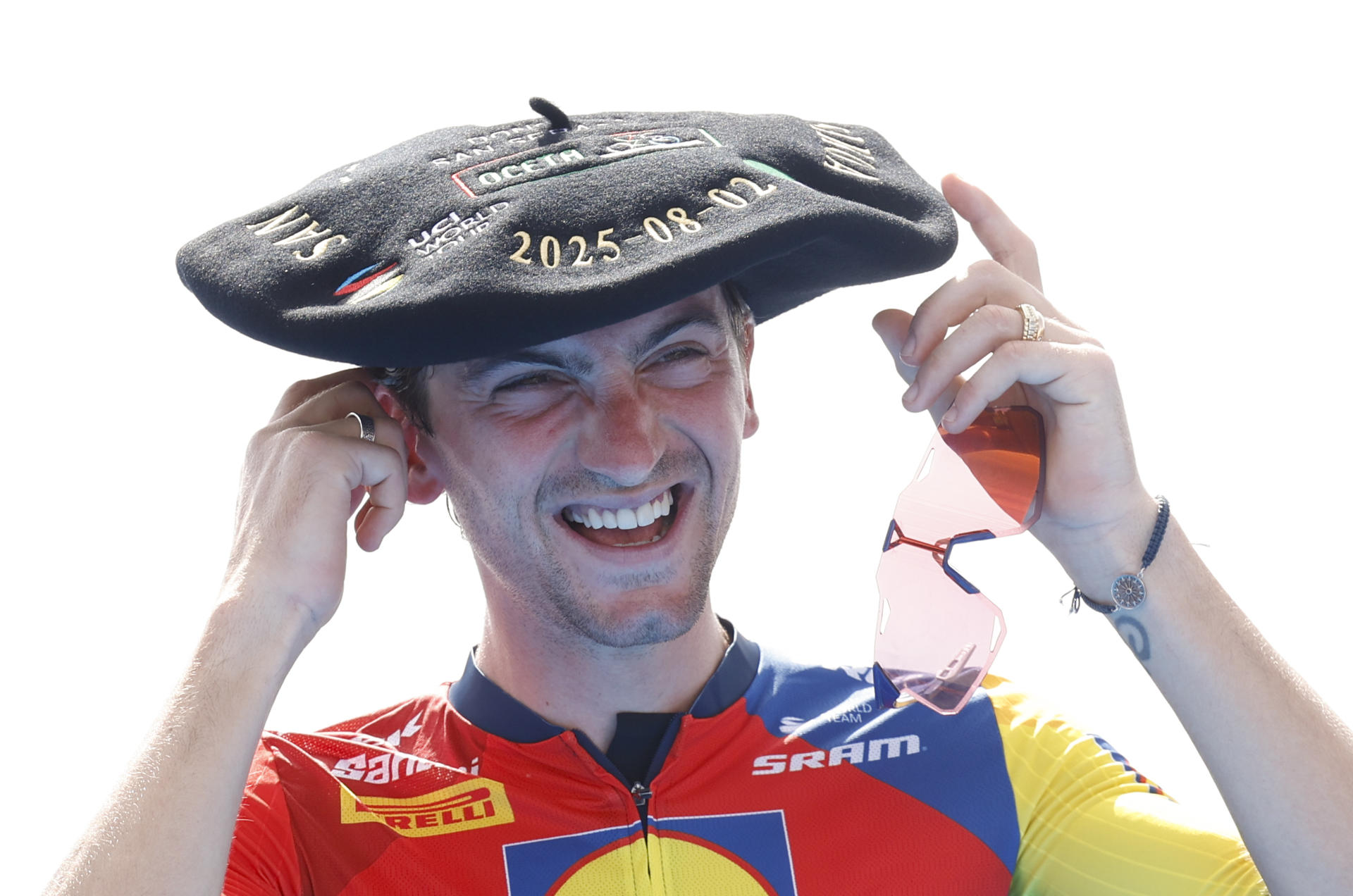 El corredor italiano Giulio Ciccone, del equipo Lild-Trel, se ha adjudicado la 44 edición de la Clásica San Sebastián al llegar destacado a la línea de meta tras atacar en la última cota de la jornada a diez kilómetros del final. EFE/Juan Herrero.