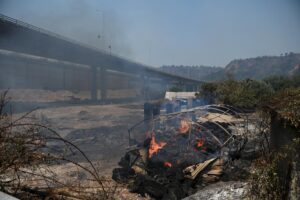 Un almacén arde durante un incendio forestal en la aldea de Vounteni, Acaya, Peloponeso, Grecia, el 13 de agosto de 2025. EFE/EPA/GIOTA LOTSARI