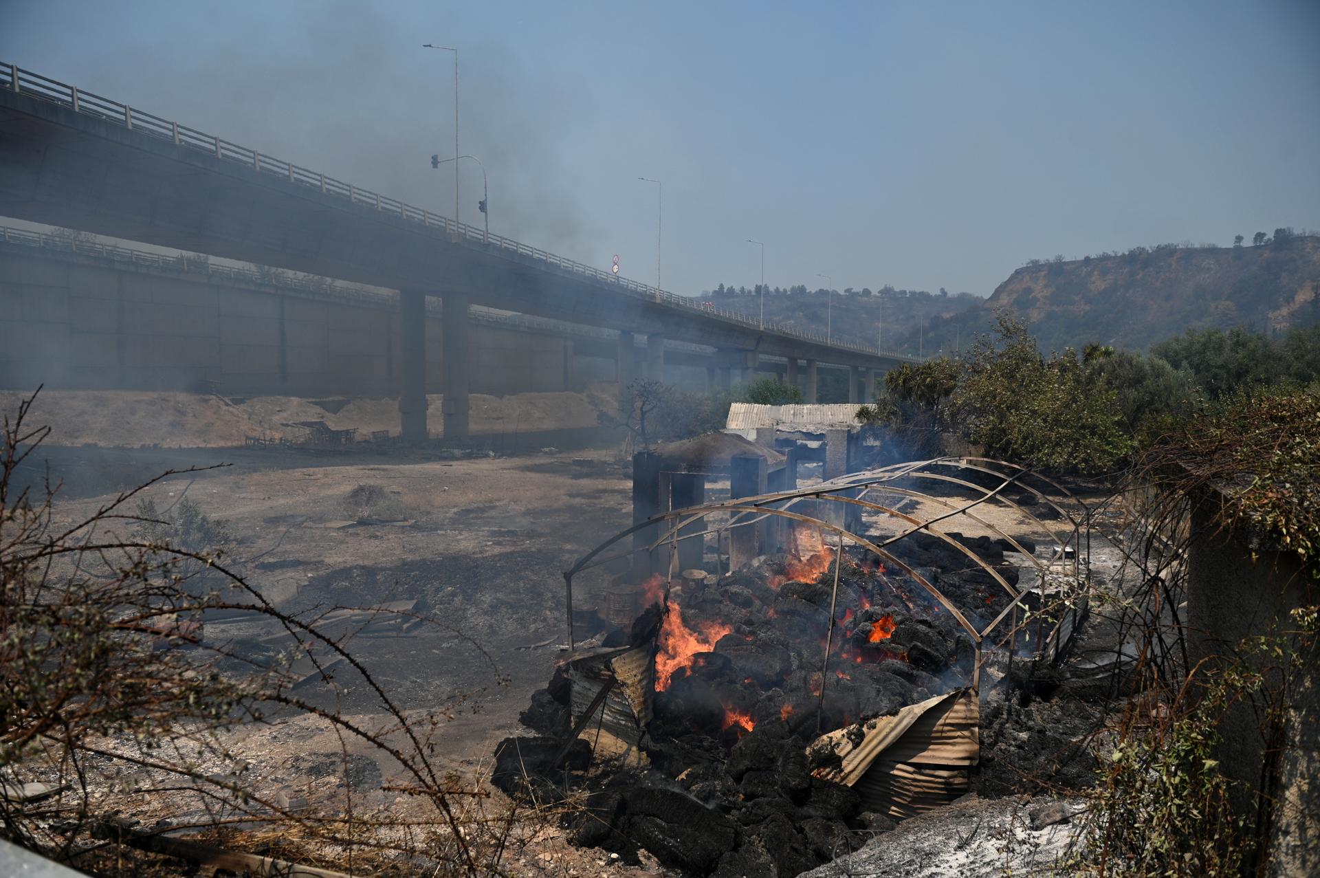 Un almacén arde durante un incendio forestal en la aldea de Vounteni, Acaya, Peloponeso, Grecia, el 13 de agosto de 2025. EFE/EPA/GIOTA LOTSARI
