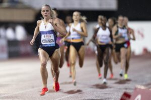 La britaánica Keely Hodgkinson compite en la prueba de los 800 metros femeninos en la 50 edición de la Diamond League Athletissima athletics en Lausana, Suiza. EFE/EPA/LAURENT GILLIERON