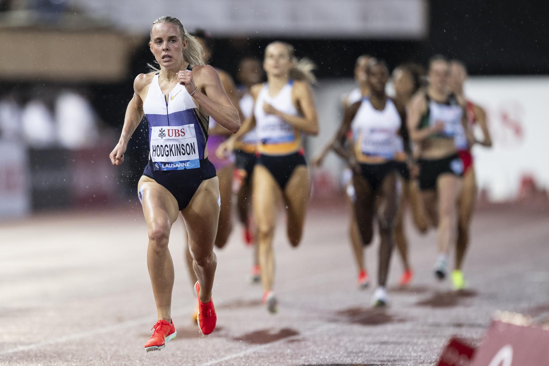 La britaánica Keely Hodgkinson compite en la prueba de los 800 metros femeninos en la 50 edición de la Diamond League Athletissima athletics en Lausana, Suiza. EFE/EPA/LAURENT GILLIERON