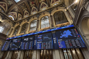 El principal selectivo español, el IBEX 35, cae el 1,88 % al cierre este viernes, y se aleja de los 14.200 puntos, hasta situarse en los 14.126  enteros. EFE/ Altea Tejido
