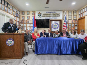 El exdiputado venezolano y presidente de la Coalición Internacional por Venezuela, Freddy Solorzano (i), habla en una reunión este 28 de agosto de 2025, en Miami (Estados Unidos).EFE/ Alberto Boal