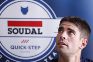 - El ciclista alavés Mikel Landa (Soudal-Quick Step) llega a la salida de Turín de la 80ª Vuelta a España con "ambición y ganas" de intentar ganar una etapa, pero consciente de que deberá comprobar definitivamente su recuperación tras haber competido tan solo hace un par de semanas en la Vuelta a Burgos después de su grave caída en la primera etapa del Giro de Italia. EFE/ Javier Lizón