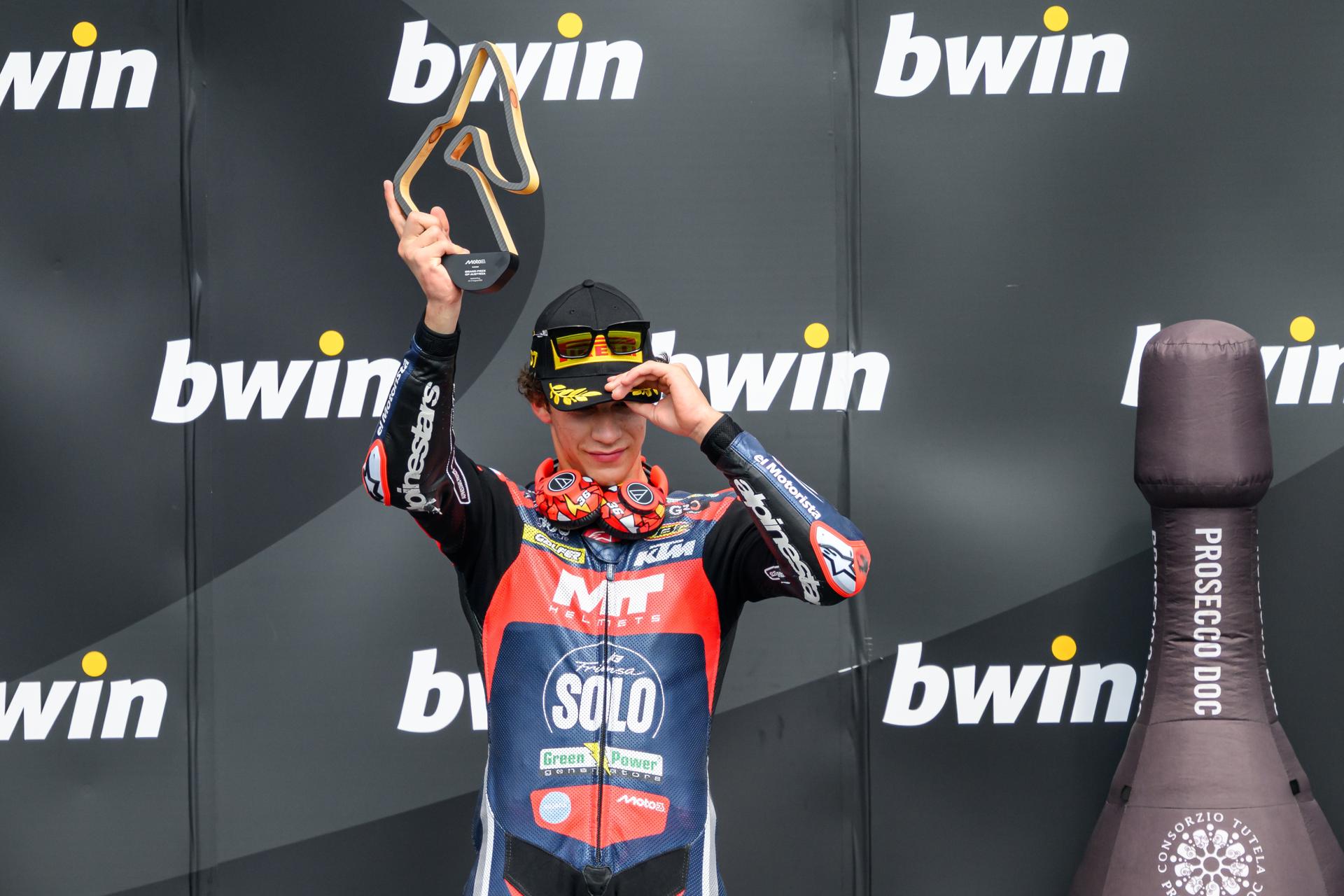 Ángel Piqueras (KTM) celebra su victoria en Spielberg, Austria. EFE/EPA/MAX SLOVENCIK