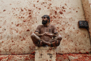 Imagen de archivo de un participante en la Tomatina del 2024. EFE/Biel Aliño