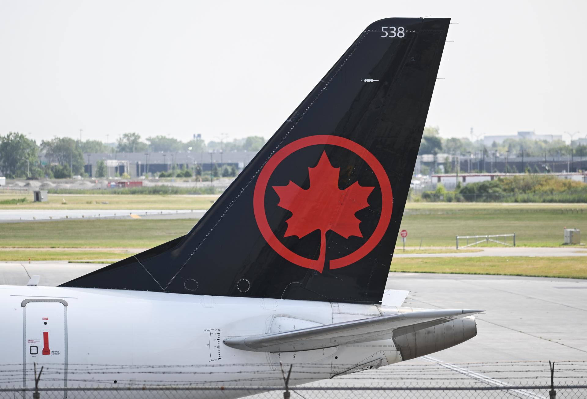 Un avión de Air Canada en una puerta del Montreal-Trudeau International Airport, en Montreal, Quebec, Canada. EFE/GRAHAM HUGHES
