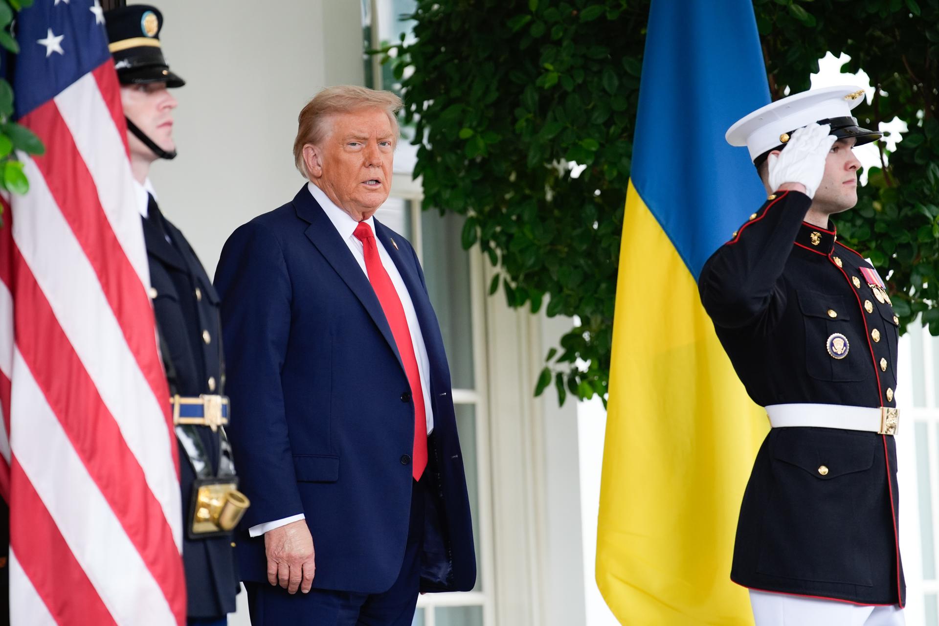 El presidente de Estados Unidos, Donald Trump (i), espera a su homólogo de de Ucrania, Volodímir Zelenski, antes de su reunión con líderes europeos en la Casa Blanca en Washington (EE.UU.). EFE/EPA/YURI GRIPAS / POOL