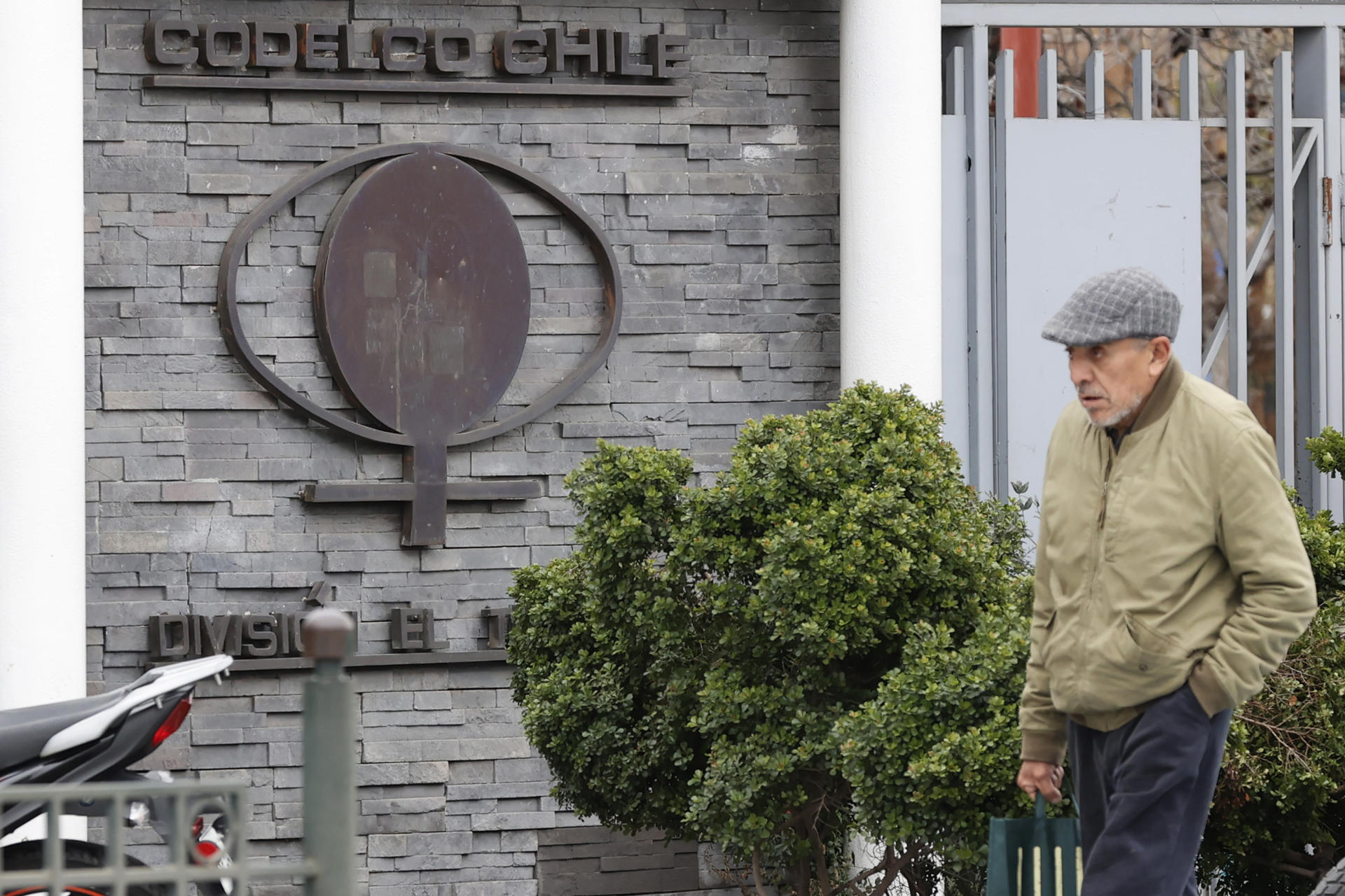Un hombre pasa frente a las oficinas centrales de la división de la mina El Teniente este 2 de agosto de 20256, en Rancagua (Chile). EFE/ Elvis González