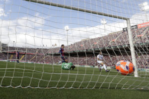 Vista de uno de los goles al portero del Real Madrid Thibaut Courtois, en el Estadi Olímpic Lluís Companys en foto de archivo de Alberto Estévez. EFE