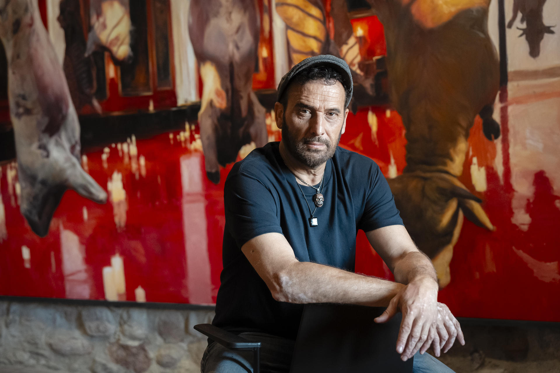 El madrileño Kike Meana explica en una entrevista con EFE que se instala todo el verano en la Costa Brava para pintar ante público el cuadro de grandes dimensiones sobre la DANA que donará a Valencia cuando se cumpla un año de aquella catástrofe. EFE/David Borrat.