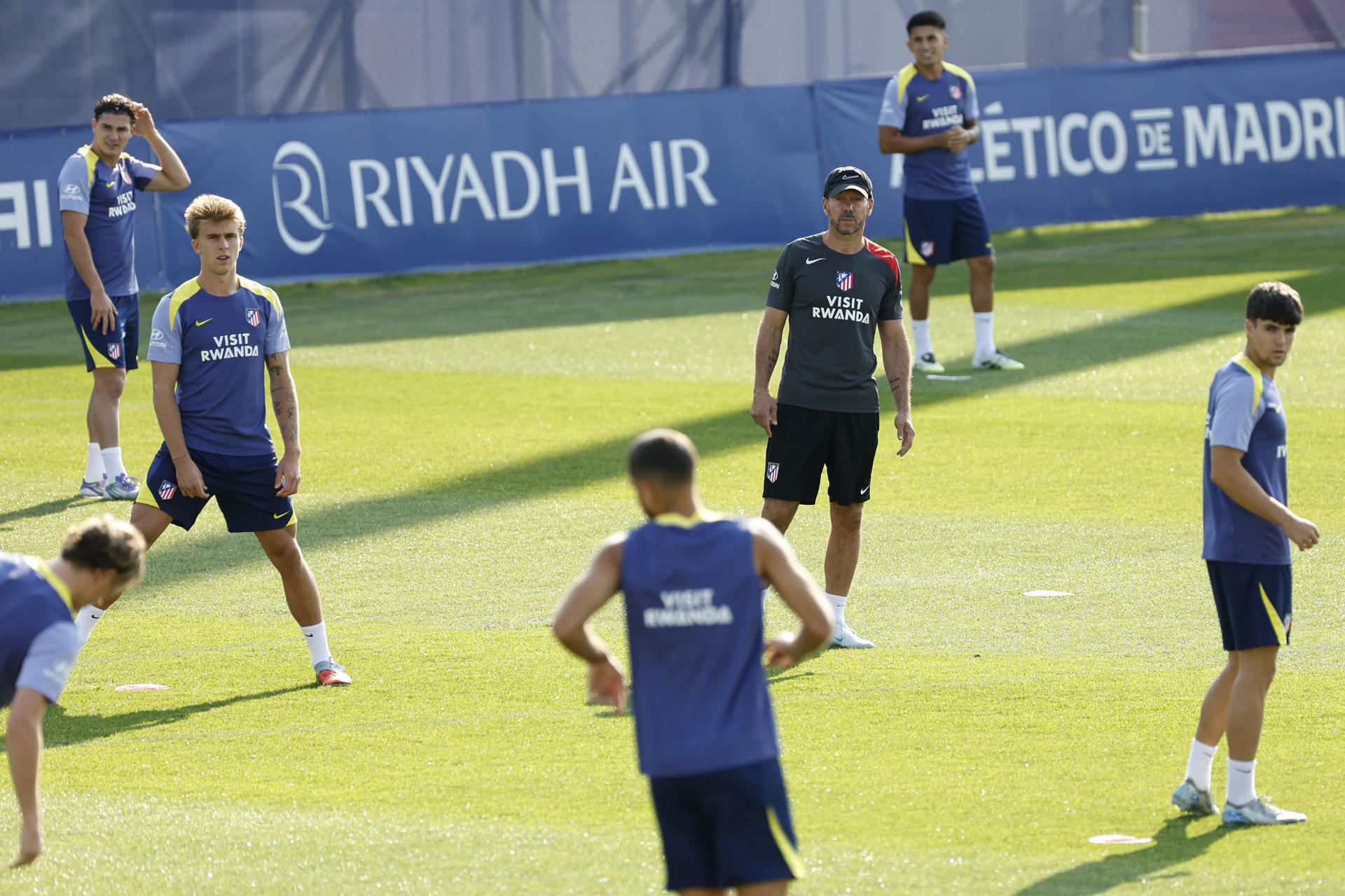 Diego Simeone dirige el entrenamiento de este viernes. EFE/Chema Moya