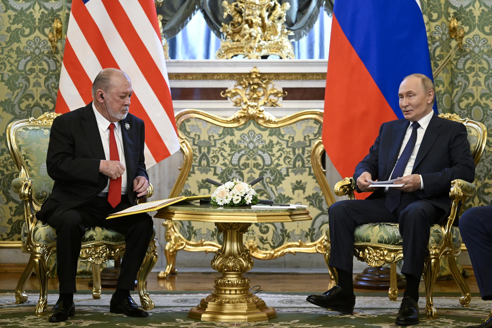 El presidente ruso, Vladimir Putin (der.), se reúne con el rey de Malasia, Sultán Ibrahim (izq.), en el Kremlin en Moscú, Rusia, el 6 de agosto de 2025. Sultán Ibrahim se encuentra en su visita de estado de cinco días a Rusia. (Malasia, Rusia, Moscú) EFE/EPA/ALEXANDER NEMENOV / AFP POOL