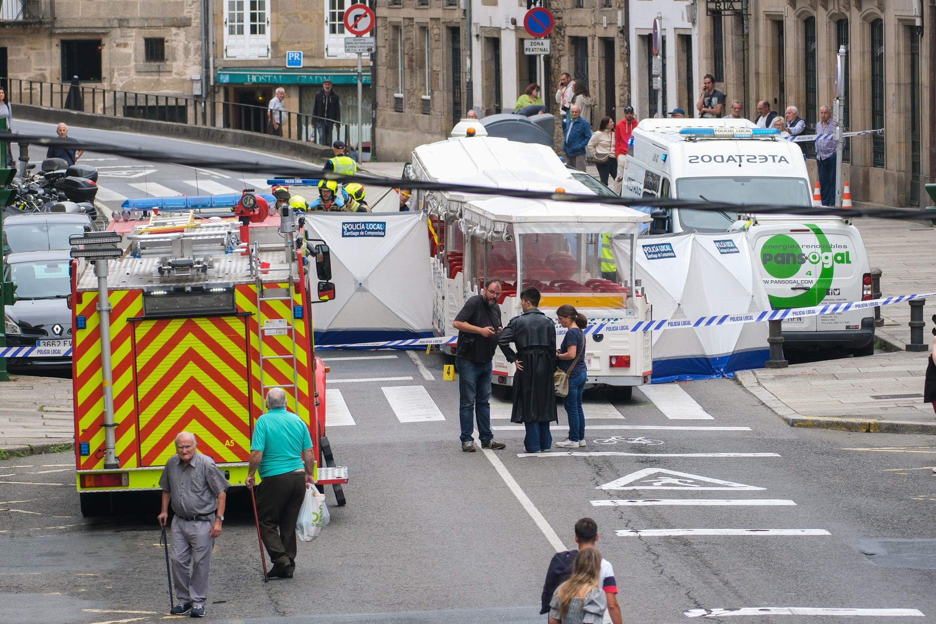 Una mujer septuagenaria ha fallecido este viernes al ser atropellada por el tren turístico en Santiago de Compostela, según ha confirmado a EFE el 112 Galicia. EFE/ Xurxo Martínez