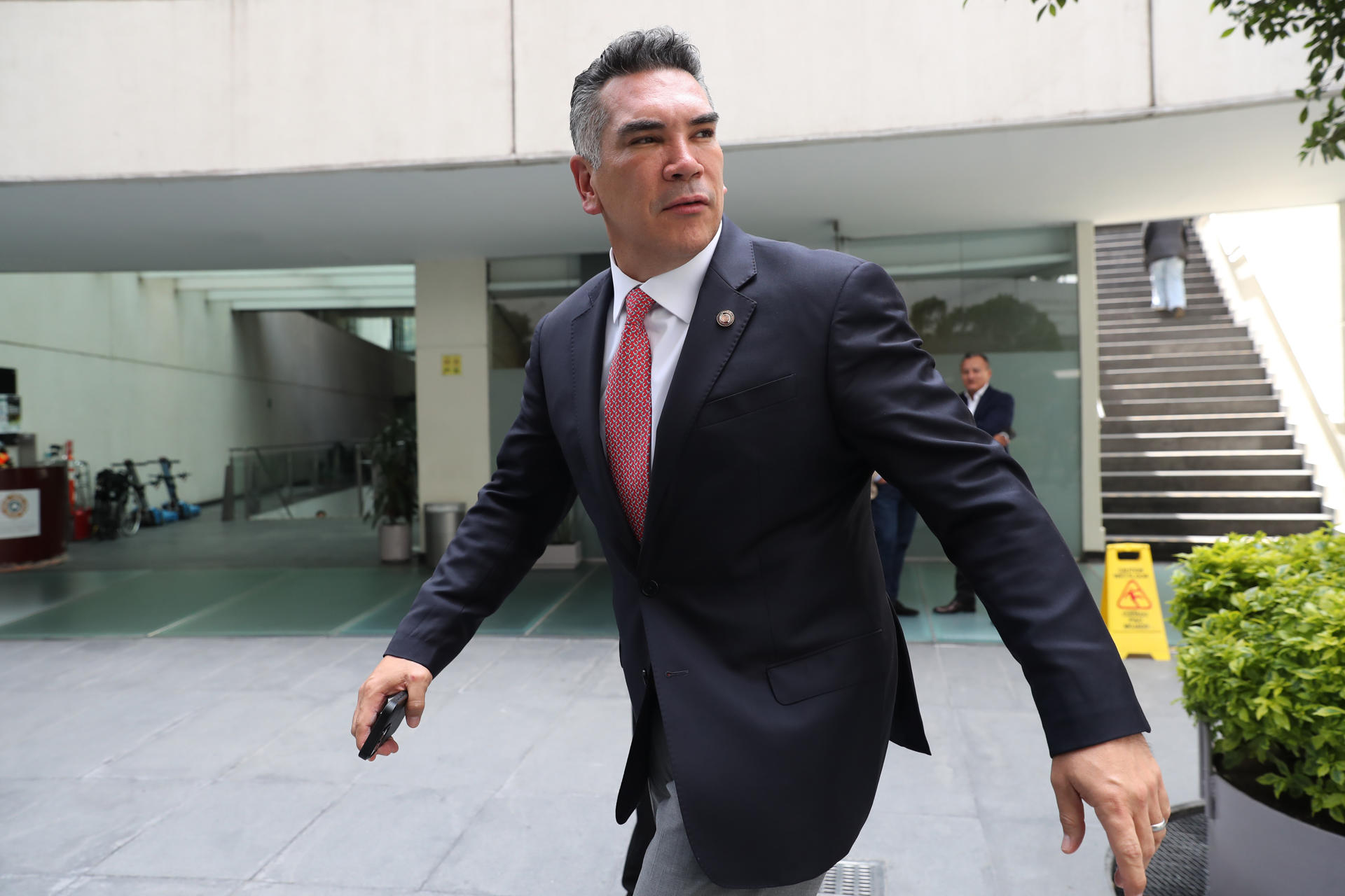 El senador Alejandro Moreno Cárdenas camina previo a una sesión en el Senado de la República este viernes, en Ciudad de México (México). EFE/ Mario Guzmán