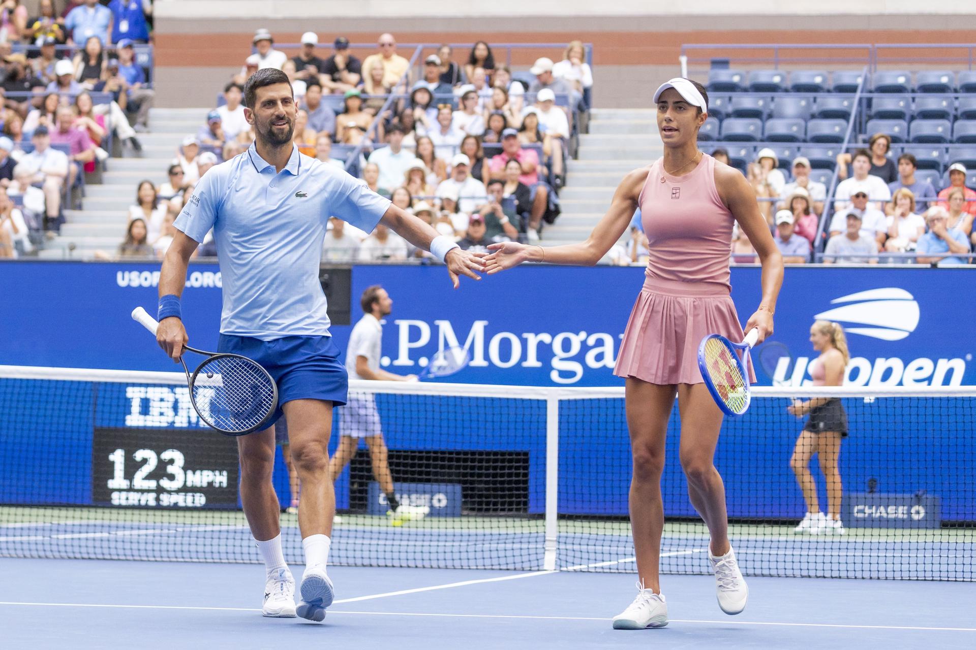 Los serbios Novak Djokovic y Olga Danilovic durante el partido de doble mixto del US Open ante los rusos Daniil Medvedev y Mirra Andreeva. EFE/EPA/JUSTIN LANE
