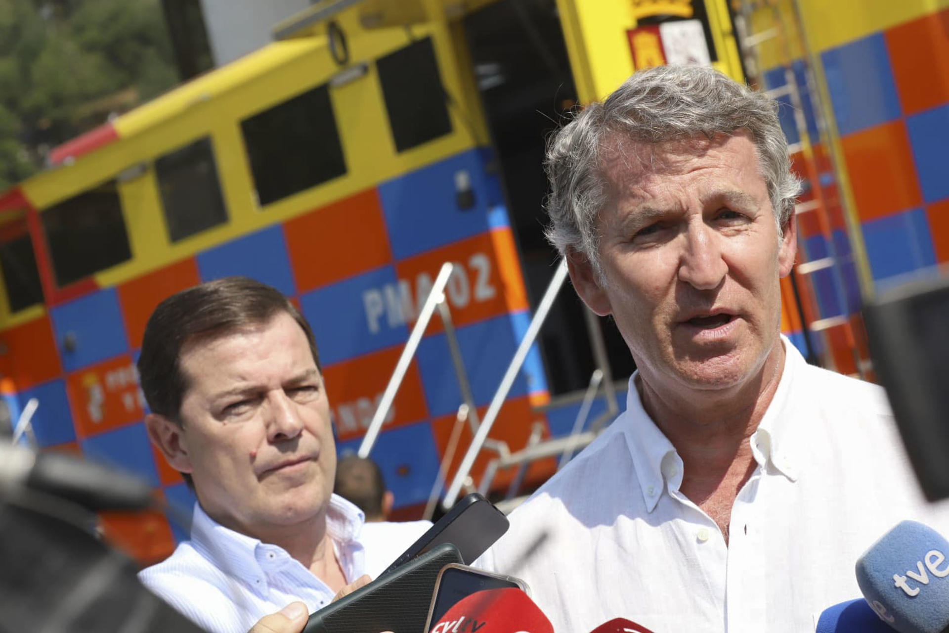 El líder del PP, Alberto Núñez Feijóo (d), visita este viernes, acompañado del presidente de la Junta de Castilla y León, Alfonso Fernández Mañueco, el puesto de mando avanzado de Palacios del Sil, en León. EFE/Ana F. Barredo
