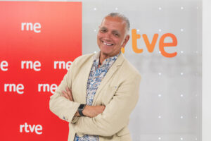 RNE afronta desde este lunes una profunda renovación de su programación con dos apuestas de peso en franjas clave: Juan Ramón Lucas (en la imagen) regresa a las mañanas y David Cantero, que se estrena en la radio, pone voz a las tardes, ambos con el objetivo de ganar terreno a la competencia.