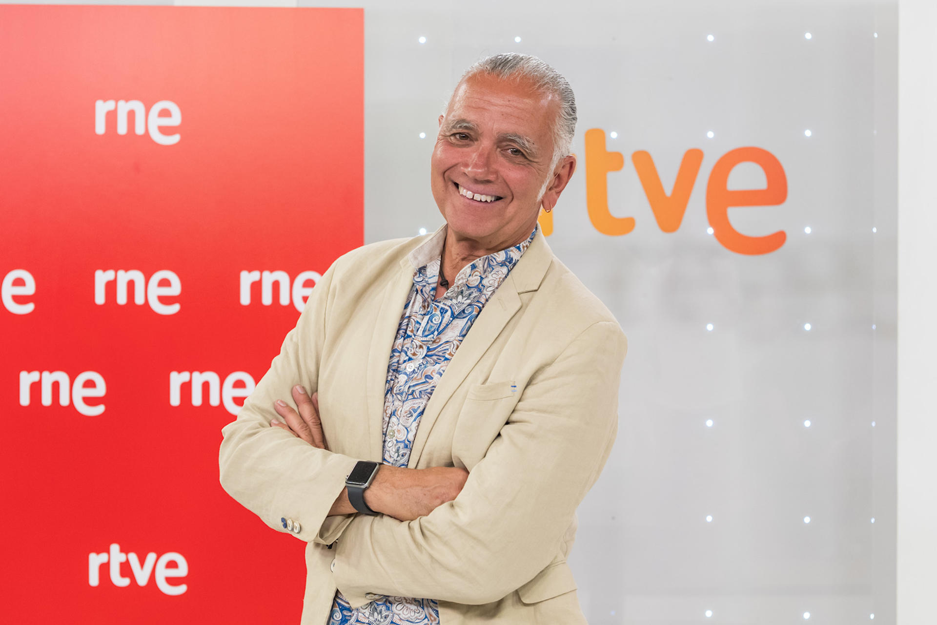 RNE afronta desde este lunes una profunda renovación de su programación con dos apuestas de peso en franjas clave: Juan Ramón Lucas (en la imagen) regresa a las mañanas y David Cantero, que se estrena en la radio, pone voz a las tardes, ambos con el objetivo de ganar terreno a la competencia.
