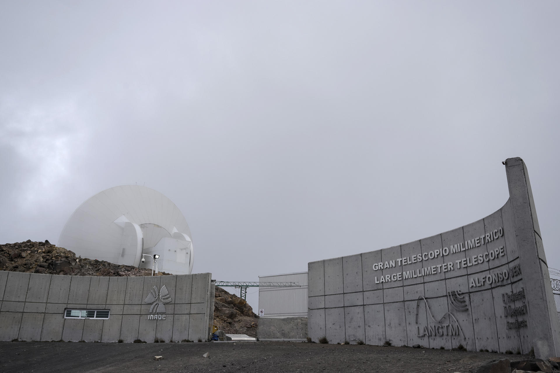 Fotografía de la fachada del proyecto el Gran Telescopio Milimétrico Alfonso Serrano (GTM) este martes, en el parque Nacional Pico de Orizaba, en Puebla (México). EFE/ Hilda Ríos
