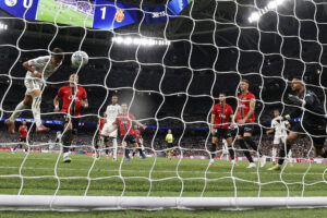El centrocampista turco del Real Madrid Arda Guler (i) marca su gol durante el partido de la tercera jornada de LaLiga entre el Real Madrid y el RCD Mallorca, en el estadio Santiago Bernabéu. EFE/Chema Moya