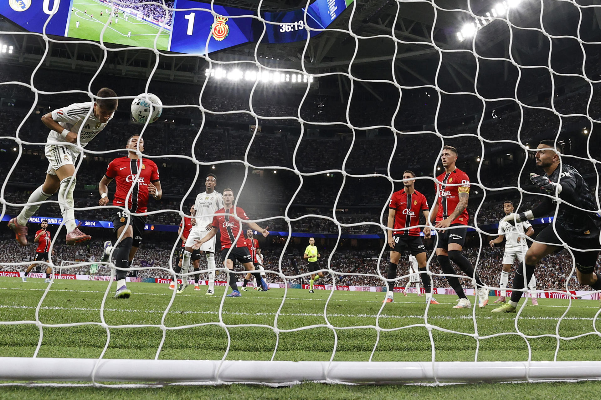 El centrocampista turco del Real Madrid Arda Guler (i) marca su gol durante el partido de la tercera jornada de LaLiga entre el Real Madrid y el RCD Mallorca, en el estadio Santiago Bernabéu. EFE/Chema Moya