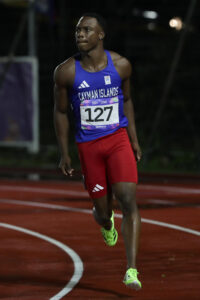 Davonte Howell, de Islas Caimán, el hijo del viento de los II Juegos Panamericanos Junior ASU2025, al ganar los 100 metros planos en Luque (Paraguay). EFE/Juan Pablo Pino