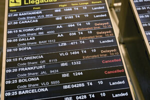 Pantallas de información muestran vuelos r en la T4 en el aeropuerto internacional de Adolfo Suárez Madrid Barajas. EFE/ Fernando Villar