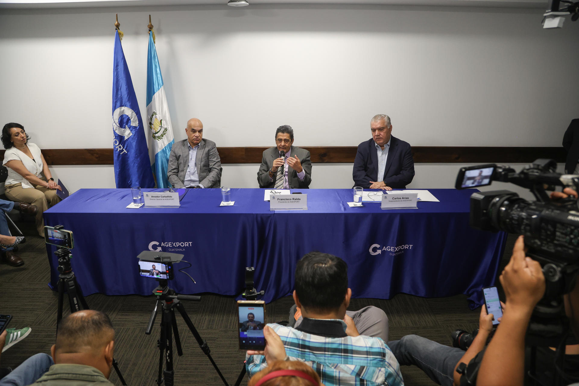 El gerente gremial de la Asociación de Exportadores de Guatemala (Agexport), Amador Carballido (i) y el vicepresidente de la misma asociación, Carlos Arias (d), asisten a una rueda de prensa este 25 de agosto de 2025, en Ciudad de Guatemala (Guatemala). EFE/ Mariano Macz
