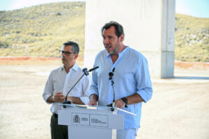 El ministro de Transportes y Movilidad Sostenible, Óscar Puente (d), junto al ministro de la Presidencia, Félix Bolaños, este miércoles en Sorbas (Almería). EFE/Carlos Barba