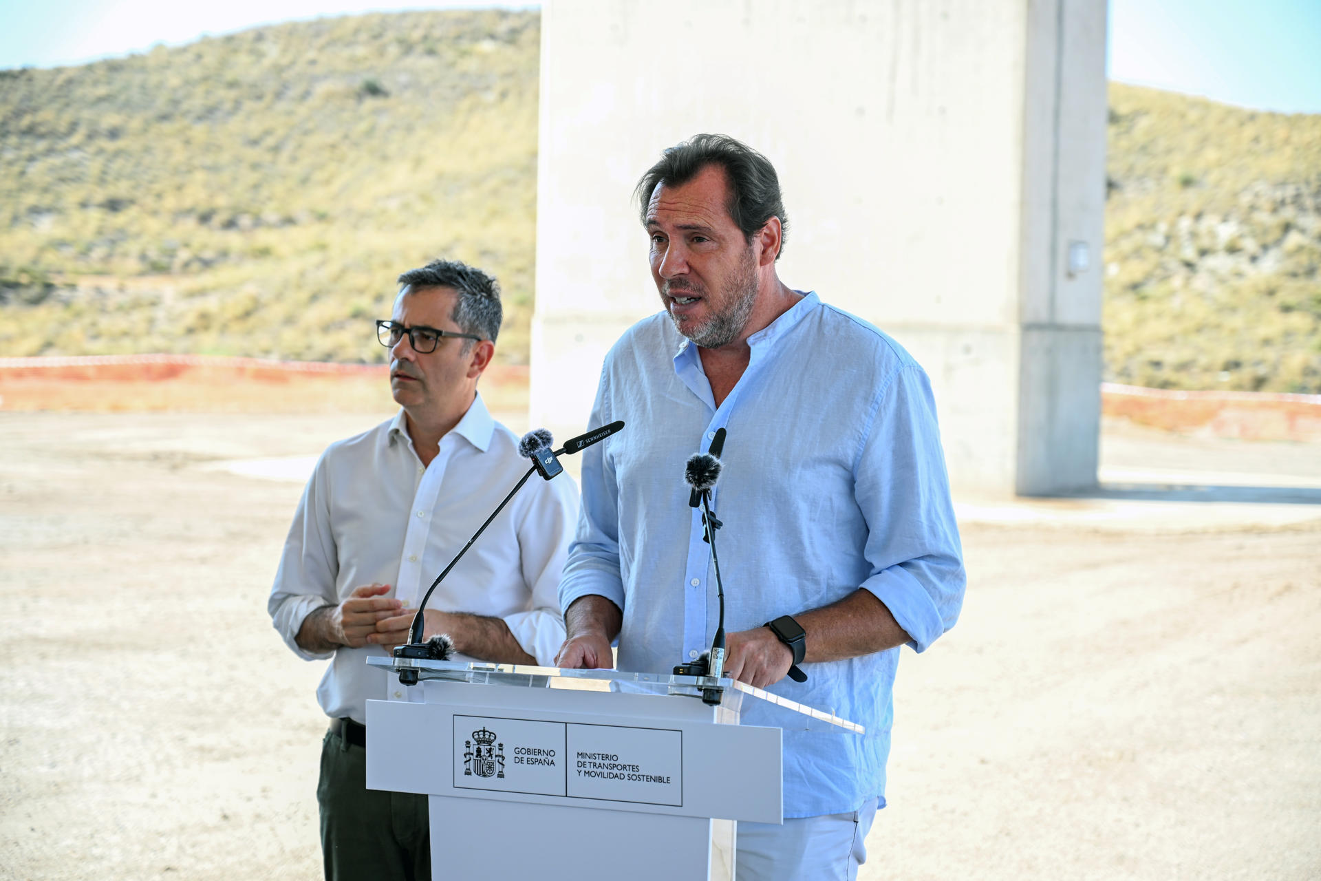 El ministro de Transportes y Movilidad Sostenible, Óscar Puente (d), junto al ministro de la Presidencia, Félix Bolaños, este miércoles en Sorbas (Almería). EFE/Carlos Barba