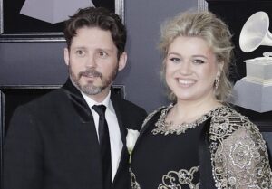 Fotografía de archivo, tomada en enero de 2018, en la que aparecen la cantante estadounidense Kelly Clarkson(d), junto a su marido -en ese entonces-, Brandon Blackstock (i), a su llegada a los Grammy de ese año, en el coliseo Madison Square Garden, en Nueva York (NY, EE.UU.). EFE/Jason Szenes